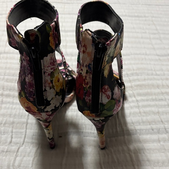 Steve Madden Black Floral Heels - Picture 5 of 11